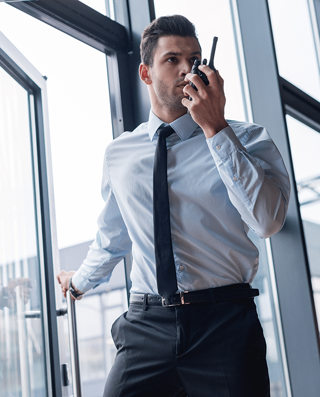 guapo-guardia-en-traje-hablando-por-walkietalkie_servicios