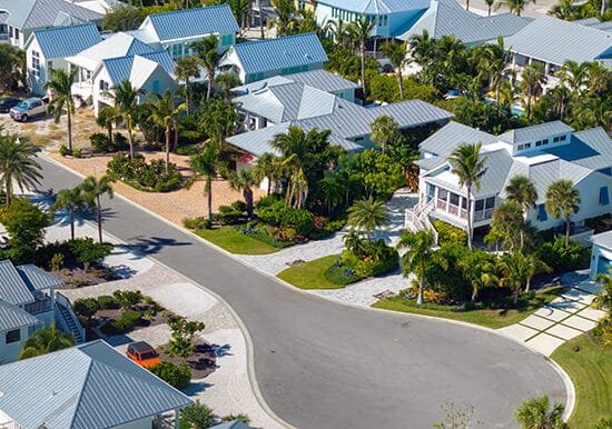 casas-del-sueno-americano-en-la-calle-rural-de-culdesac-en-los-suburbios-de-los-estados-unidos-casas-residenciales-en-el-area-de-vivienda-en-boca-grande-florida