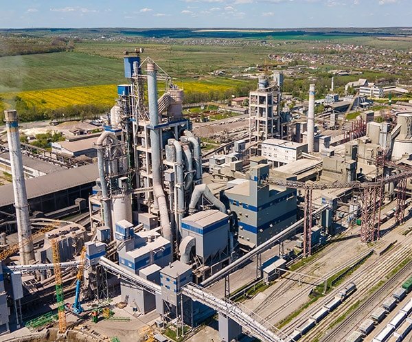 vista-aerea-de-la-fabrica-de-cemento-con-alta-estructura-de-hormigon-y-grua-torre-en-el-area-de-produccion-industrial-concepto-de-industria-global-y-fabricacion